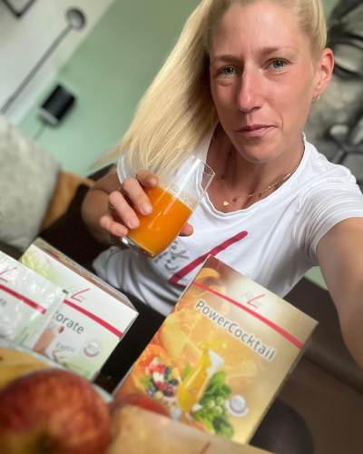 PowerCocktail від FitLine надає мені збалансовану живильну підтримку та потенційне підвищення рівня енергії завдяки ретельно відібраним інгредієнтам. Водночас Restorate забезпечує надійну підтримку регенерації завдяки магнію». - Ліза Вайс, тенісистка, Німеччина